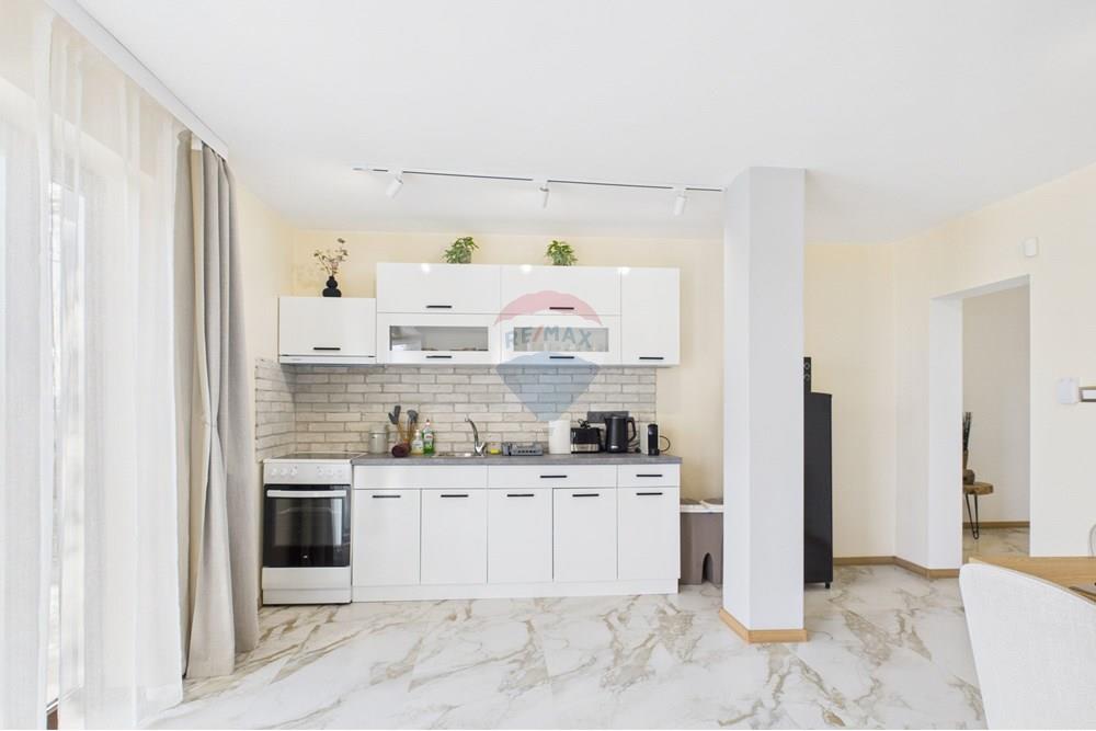 Градска къща - За продажба - гр. Балчик, Област Добрич, България - CAM02224G0-PR0274-STILL008.jpg - Кухня към всекидневната - 360321001-509