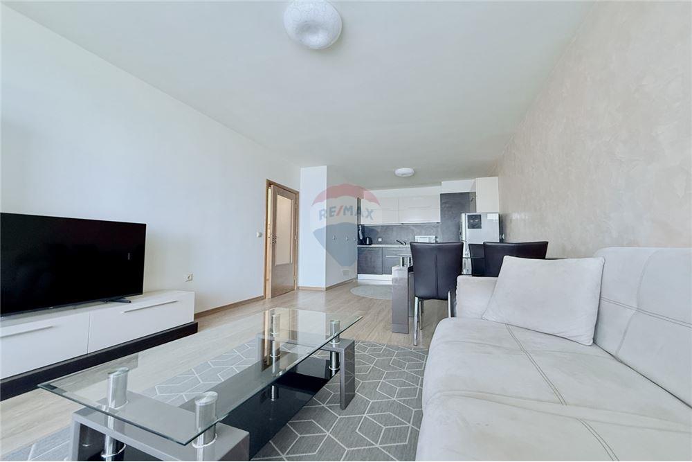 Апартамент - Под наем - к.к. Чайка, Област Варна, България - Просторна оборудвана всекидневна и трапезария с кухненски бокс и излаз към открита обща тераса с гледка към морето - Всекидневна/Трапезария - 360321025-242