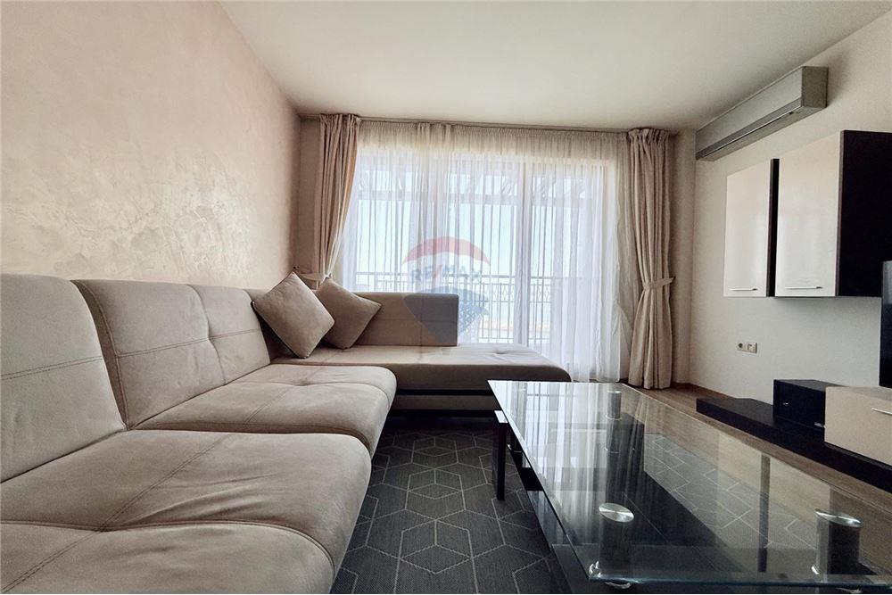 Апартамент - Под наем - к.к. Чайка, Област Варна, България - Просторна оборудвана всекидневна и трапезария с кухненски бокс и излаз към открита обща тераса с гледка към морето - Всекидневна/Трапезария - 360321025-242