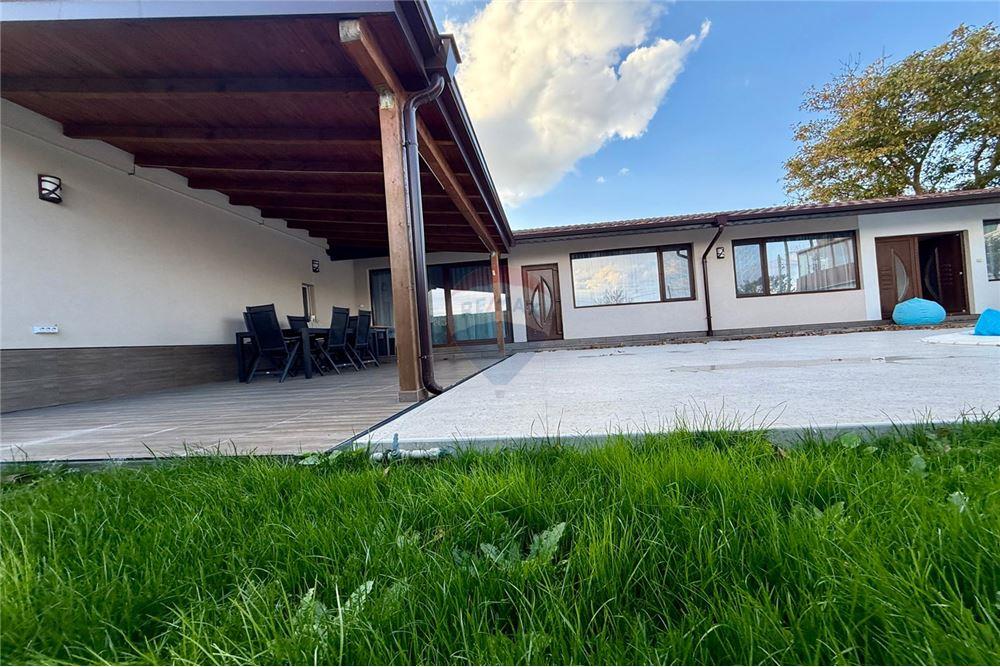 Градска къща - За продажба - гр. Балчик, Област Добрич, България - Просторна функционална веранда с барбекю зона и достъп от всекидневна - Тераса - 360321025-245