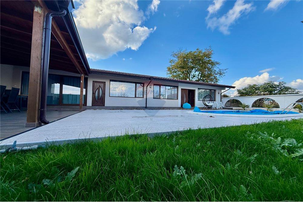 Градска къща - За продажба - гр. Балчик, Област Добрич, България - Озеленен и аранжиран двор с релакс зона, барбекю и басейн - Двор - 360321025-245