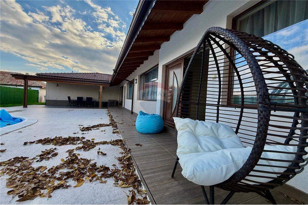 Градска къща - За продажба - гр. Балчик, Област Добрич, България - Просторна функционална веранда с барбекю зона и достъп от всекидневна - Тераса - 360321025-245