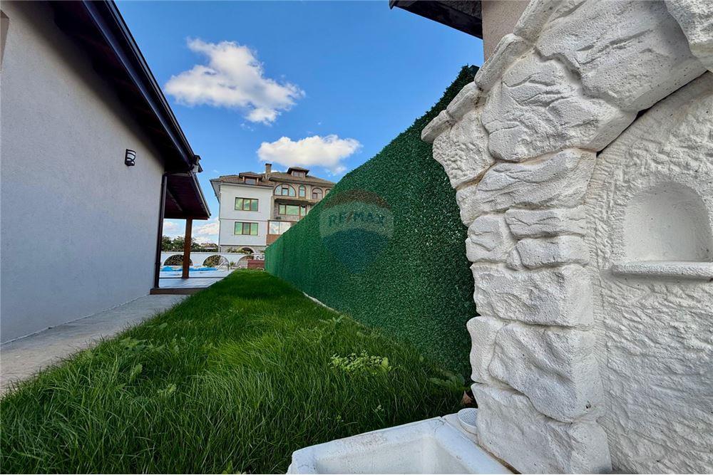 Градска къща - За продажба - гр. Балчик, Област Добрич, България - Озеленен и аранжиран двор с релакс зона, барбекю и басейн - Двор - 360321025-245