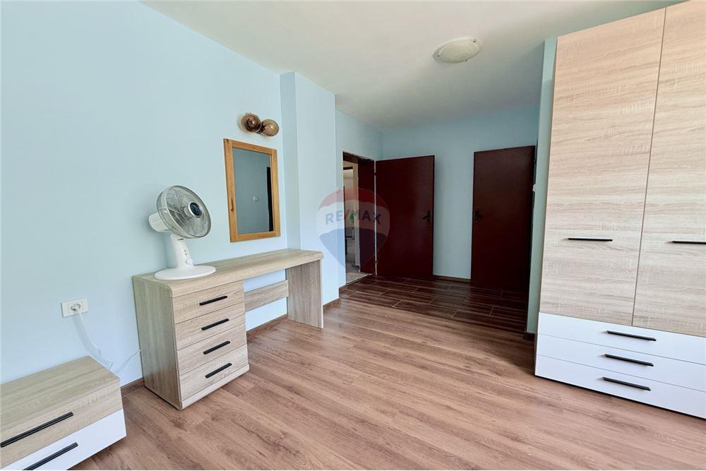 Имение - За продажба - с. Аспарухово, Област Варна, България - Седма спалня с баня и тоалетна в едно помещение към нея/ етаж 2 - Спалня - 360321025-228