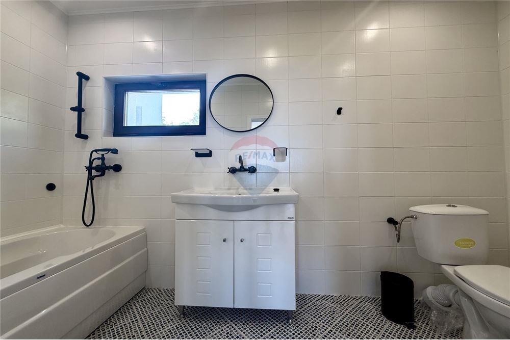 Вила - За продажба - гр. Балчик, Област Добрич, България - Баня с вана и тоалетна в едно помещение към трета спалня/ етаж 2 - Баня - 360321025-236