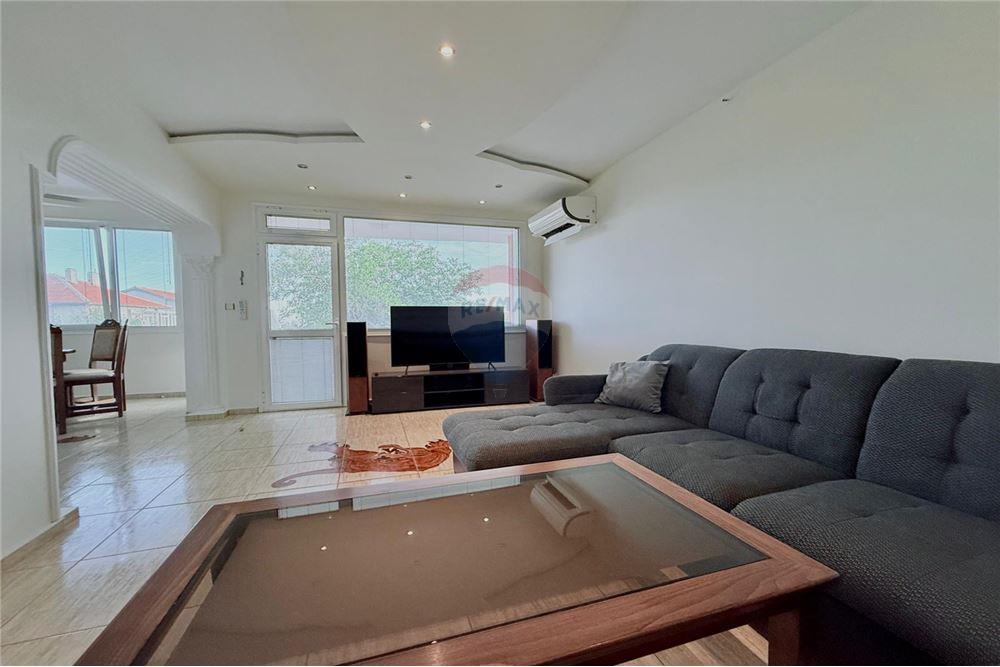 Апартамент - Под наем - гр. Варна, Област Варна, България - Слънчева всекидневна и трапезария с изход към просторна открита тераса - Всекидневна/Трапезария - 360321025-244