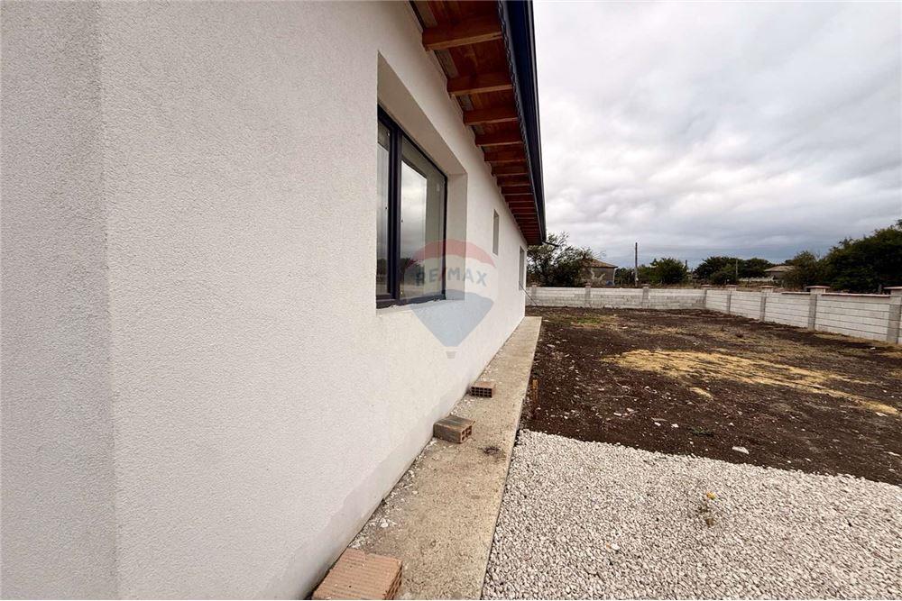 Селска къща - За продажба - с. Соколово, Област Добрич, България - Дворно място с потенциал да се изгради басейн, лятна кухня и беседка - Двор - 360321025-241