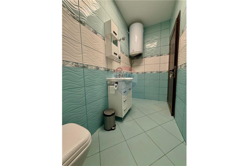 Градска къща - За продажба - гр. Балчик, Област Добрич, България - Баня и тоалетна в едно помещение към първата спалня - Баня - 360321025-245