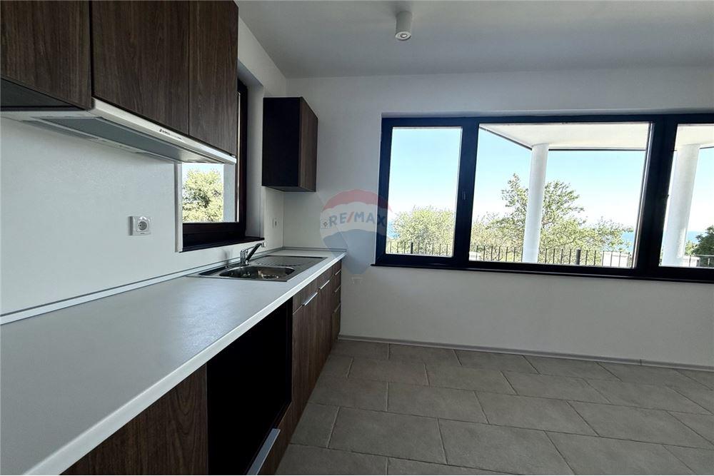 Вила - За продажба - гр. Балчик, Област Добрич, България - Просторна всекидневна и трапезария с кухненски бокс и камина с панорамна гледка към морето и изход към открита веранда/ етаж 1 - Всекидневна/Трапезария - 360321025-236