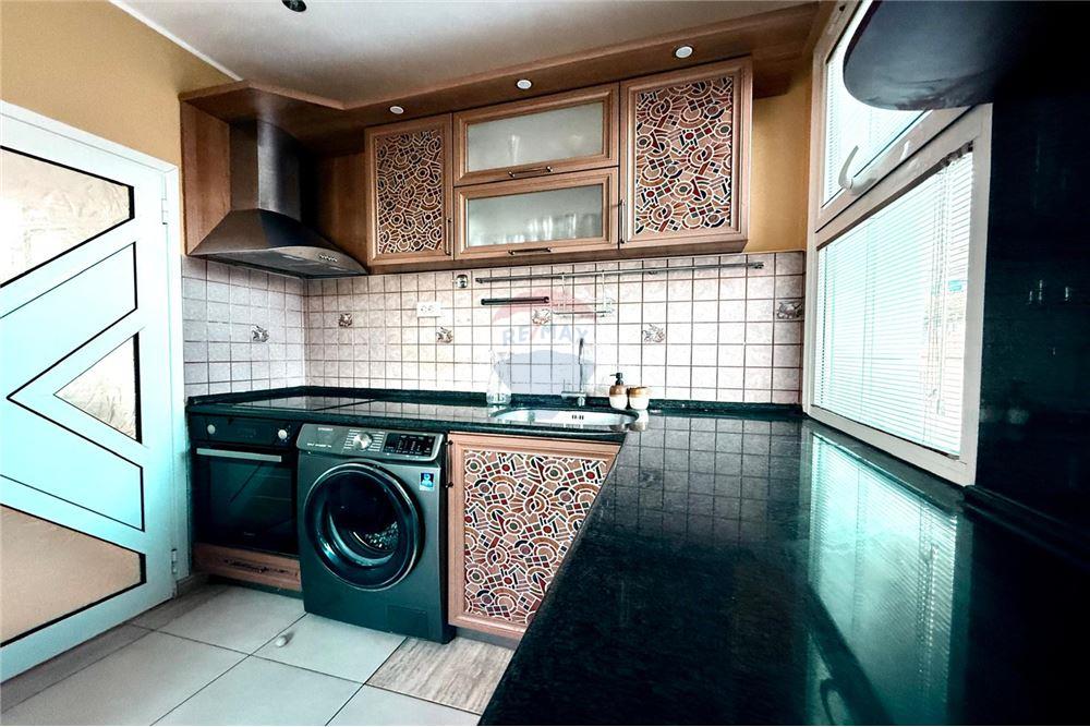 Апартамент - Под наем - гр. Варна, Област Варна, България - Функционално оборудвана кухня с изход към малка открита тераса - Кухня - 360321025-244