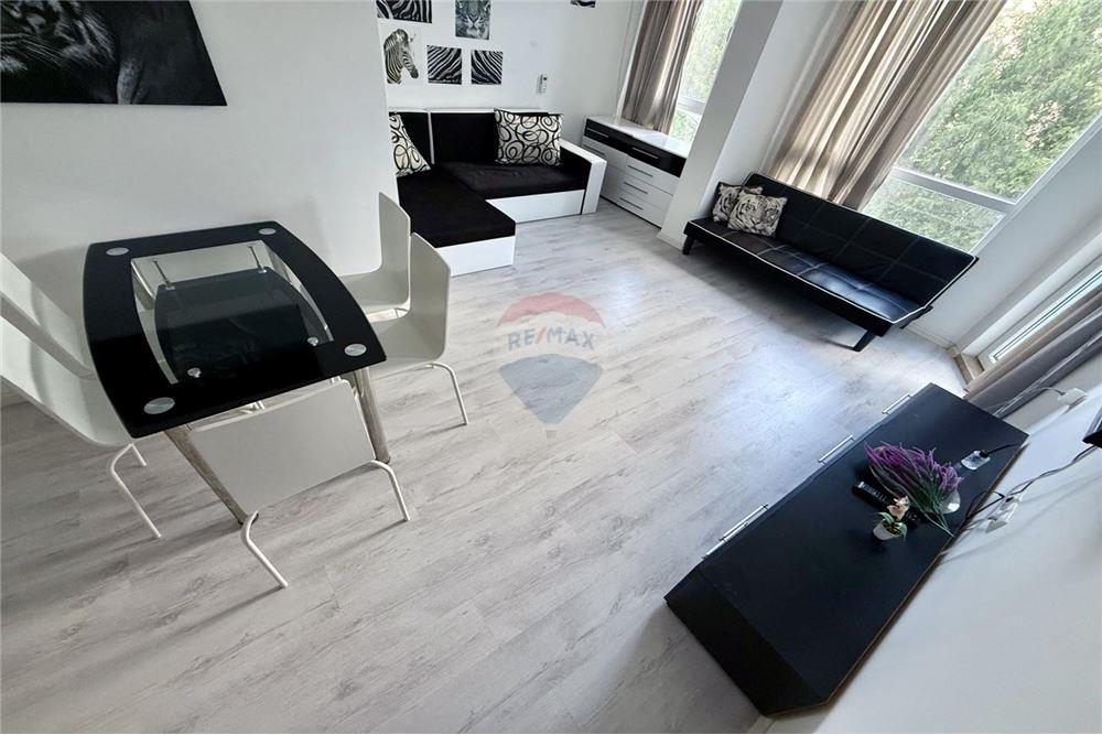 Апартамент - Под наем - гр. Балчик, Област Добрич, България - Просторна всекидневна с кухненски бокс и трапезария с изход към открита тераса - Всекидневна/Трапезария - 360321025-232