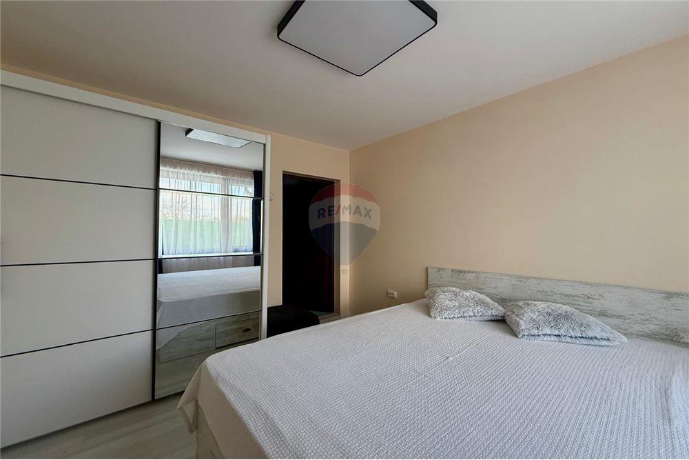 Градска къща - За продажба - гр. Балчик, Област Добрич, България - Първа спалня с баня и тоалетна към нея - Спалня - 360321025-245