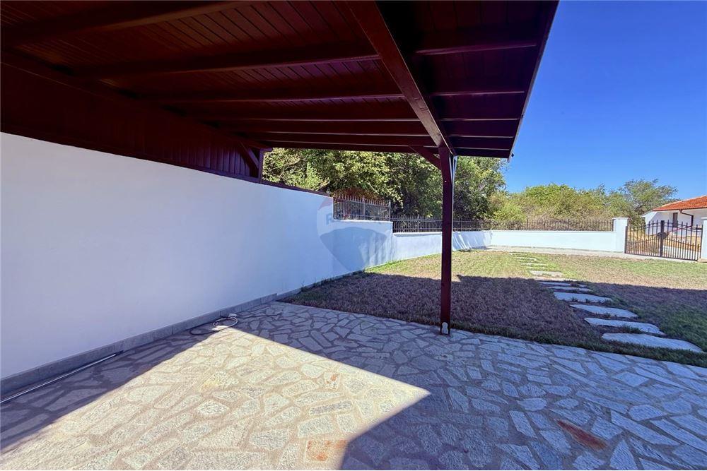 Вила - За продажба - гр. Балчик, Област Добрич, България - Обособена барбекю зона с навес в двора - Вътрешен двор - 360321025-236