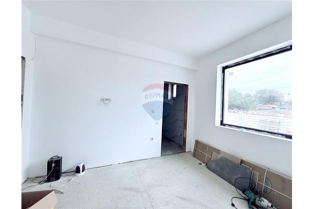 Селска къща - За продажба - с. Соколово, Област Добрич, България - Втора спалня с баня и тоалетна в едно помещение към нея - Спалня - 360321025-241