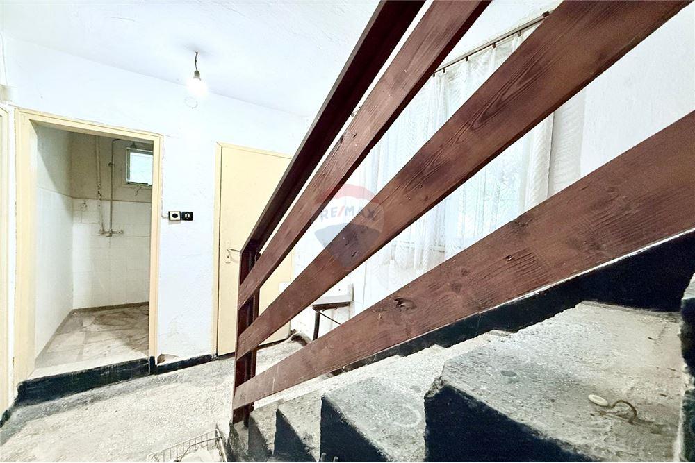 Градска къща - За продажба - гр. Балчик, Област Добрич, България - Коридор с допълнителен изход към двора/ етаж 1 - Коридор - 360321025-243