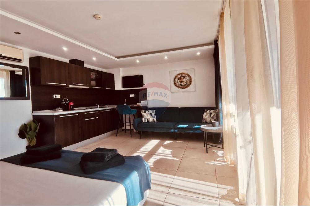 Апартамент - За продажба - гр. Балчик, Област Добрич, България - Просторна слънчева дневна с кухненски бокс и спална зона с изход на открита просторна тераса с частична гледка към морето - Всекидневна - 360321025-250