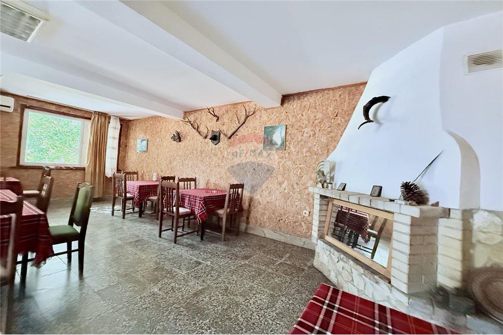 Имение - За продажба - с. Аспарухово, Област Варна, България - Просторна трапезария/ механа и всекидневна с камина на дърва/ етаж 1 - Всекидневна/Трапезария - 360321025-228