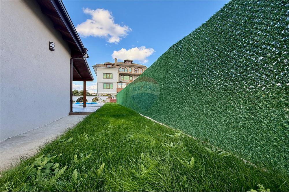 Градска къща - За продажба - гр. Балчик, Област Добрич, България - Озеленен и аранжиран двор с релакс зона, барбекю и басейн - Двор - 360321025-245