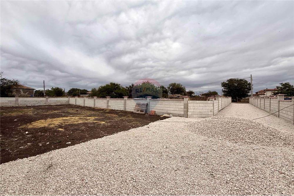 Селска къща - За продажба - с. Соколово, Област Добрич, България - Дворно място с потенциал да се изгради басейн, лятна кухня и беседка - Двор - 360321025-241