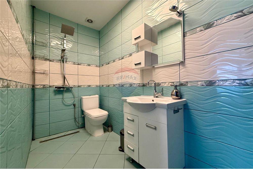 Градска къща - За продажба - гр. Балчик, Област Добрич, България - Баня и тоалетна в едно помещение към първата спалня - Баня - 360321025-245