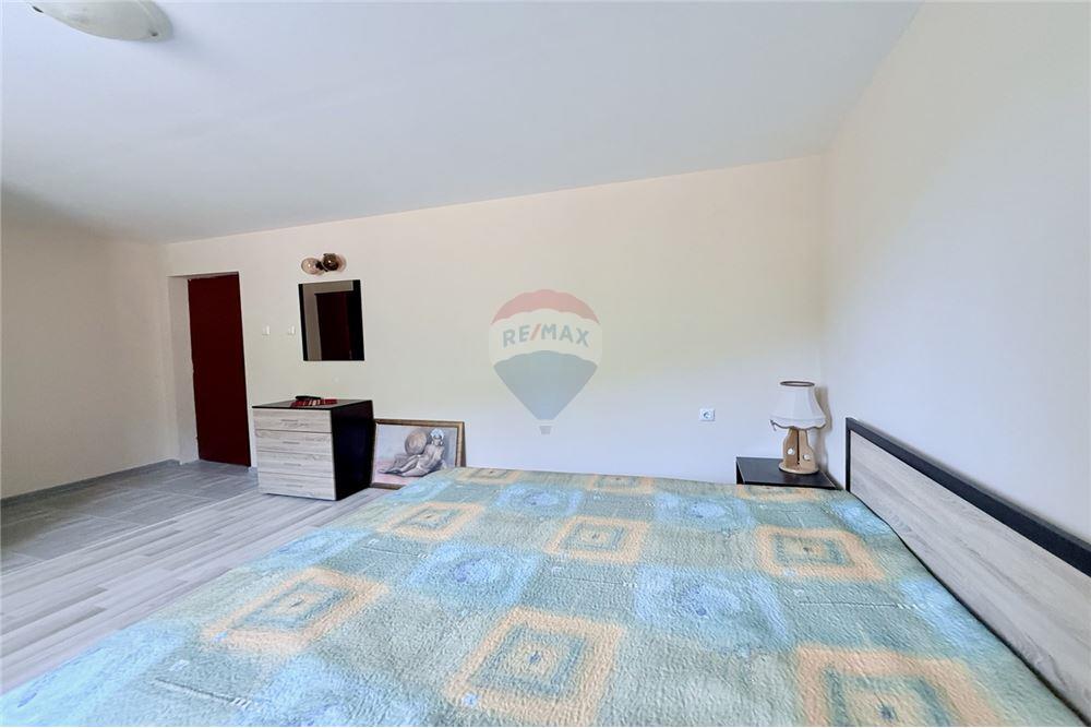 Имение - За продажба - с. Аспарухово, Област Варна, България - Първа спалня с баня и тоалетна в едно помещение към нея/ етаж 2 - Спалня - 360321025-228