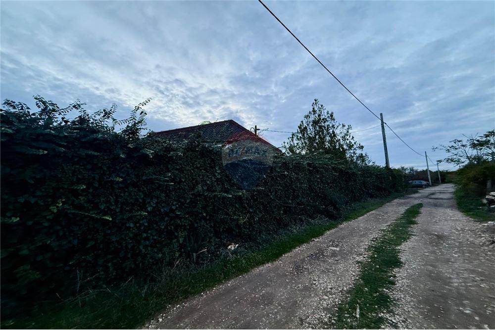 УПИ - За продажба - гр. Балчик, Област Добрич, България - Лице към пътя - Друга - 360321025-249