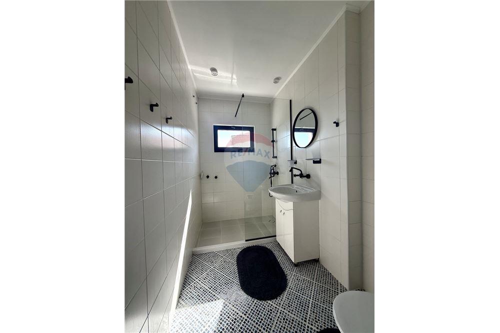 Вила - За продажба - гр. Балчик, Област Добрич, България - Баня и тоалетна в едно помещение към първа спалня/ етаж 2 - Баня - 360321025-236