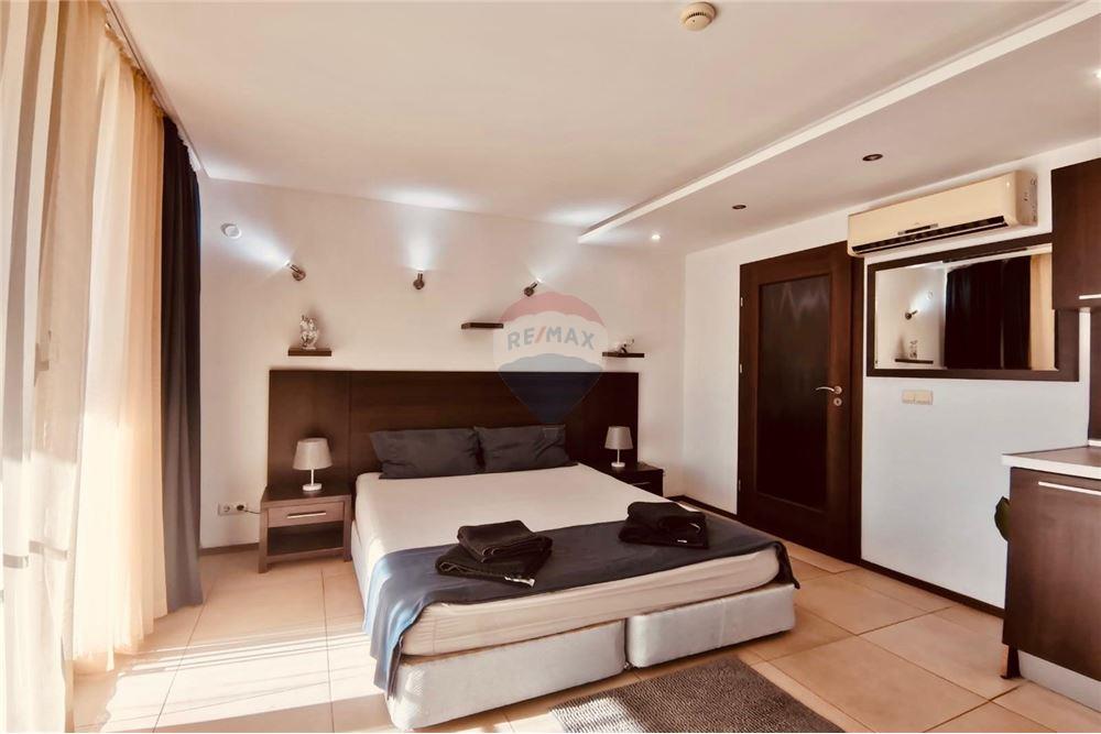 Апартамент - За продажба - гр. Балчик, Област Добрич, България - Просторна слънчева дневна с кухненски бокс и спална зона с изход на открита просторна тераса с частична гледка към морето - Всекидневна - 360321025-250