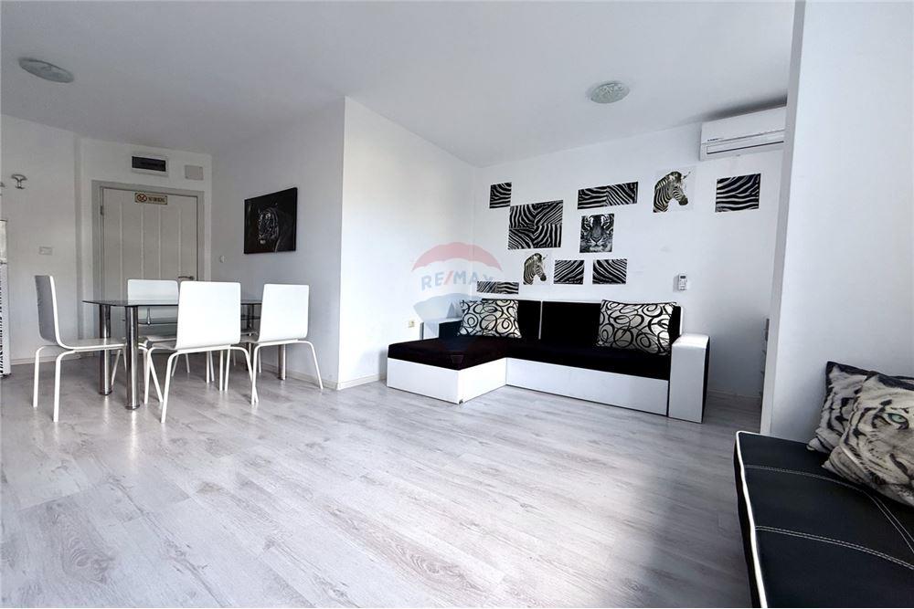 Апартамент - Под наем - гр. Балчик, Област Добрич, България - Просторна всекидневна с кухненски бокс и трапезария с изход към открита тераса - Всекидневна/Трапезария - 360321025-232