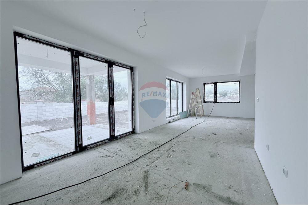 Селска къща - За продажба - с. Соколово, Област Добрич, България - Просторна и слънчева всекидневна със зонирани кухненски бокс и трапезария с изход към просторна открита веранда - Всекидневна/Трапезария - 360321025-241