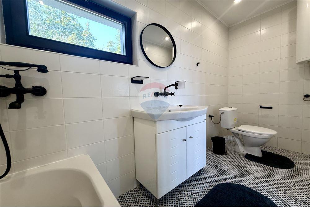 Вила - За продажба - гр. Балчик, Област Добрич, България - Баня с вана и тоалетна в едно помещение към трета спалня/ етаж 2 - Баня - 360321025-236