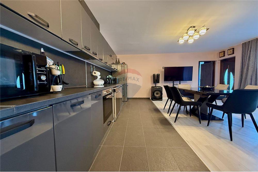 Градска къща - За продажба - гр. Балчик, Област Добрич, България - Просторна и модерно обзаведена и оборудвана всекидневна с  кухненски бокс и трапезария - Всекидневна/Трапезария - 360321025-245