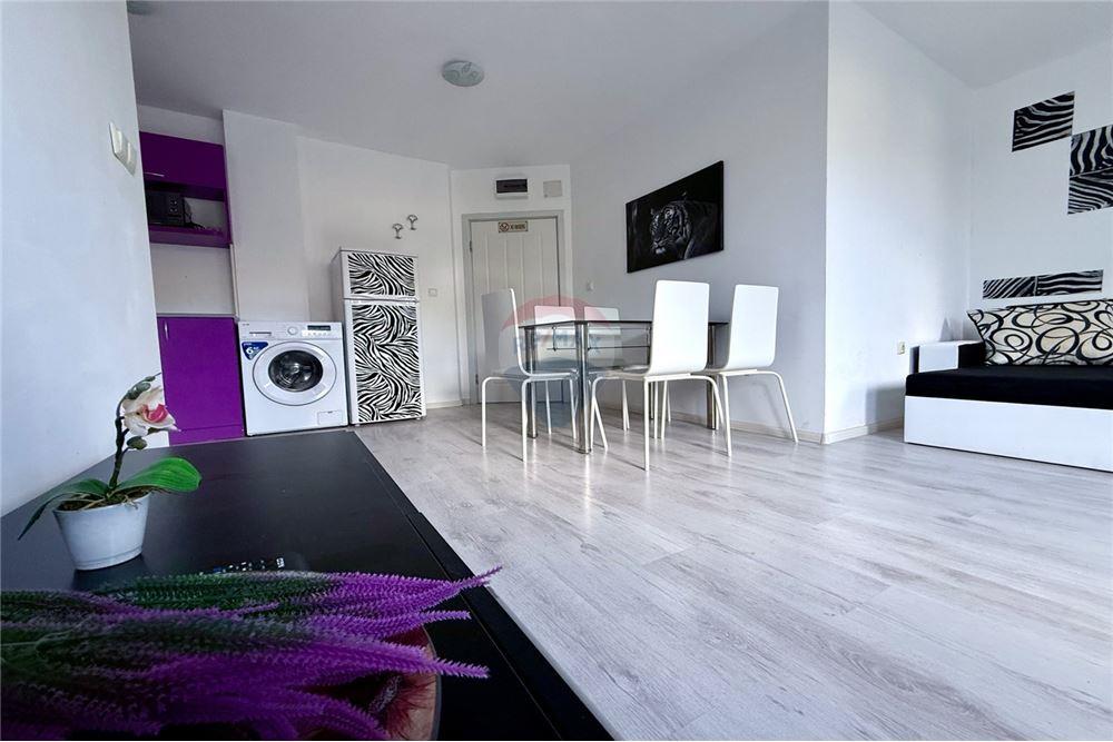 Апартамент - Под наем - гр. Балчик, Област Добрич, България - Просторна всекидневна с кухненски бокс и трапезария с изход към открита тераса - Всекидневна/Трапезария - 360321025-232