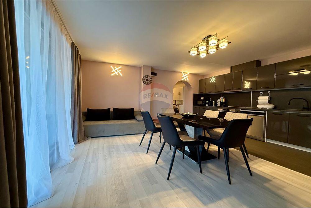 Градска къща - За продажба - гр. Балчик, Област Добрич, България - Просторна и модерно обзаведена и оборудвана всекидневна с  кухненски бокс и трапезария - Всекидневна/Трапезария - 360321025-245