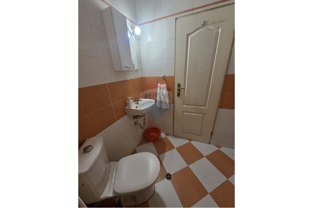 Апартамент - Под наем - гр. Варна, Област Варна, България - 9.jpg - Баня с душ кабина - 360511003-310