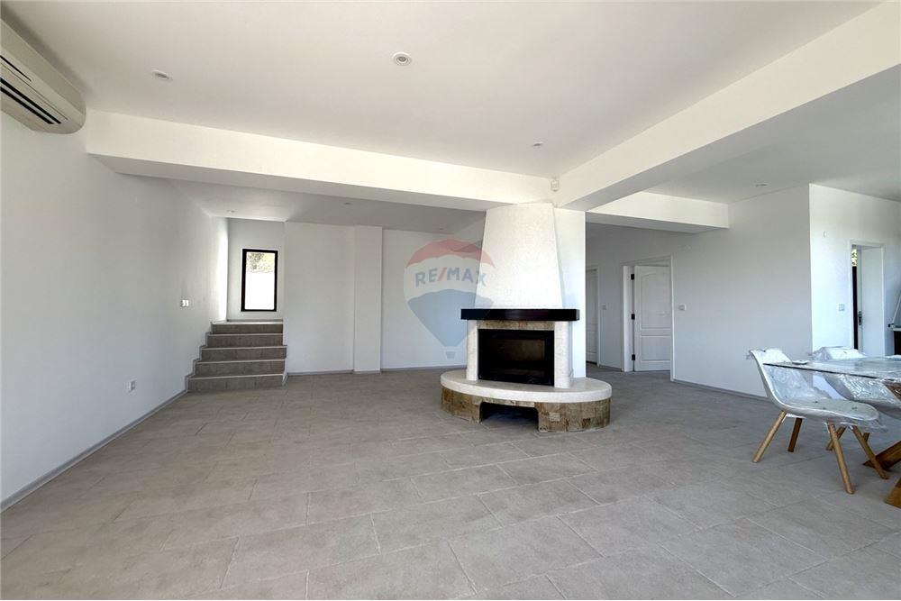 Вила - За продажба - гр. Балчик, Област Добрич, България - Просторна всекидневна и трапезария с кухненски бокс и камина с панорамна гледка към морето и изход към открита веранда/ етаж 1 - Всекидневна/Трапезария - 360321025-236