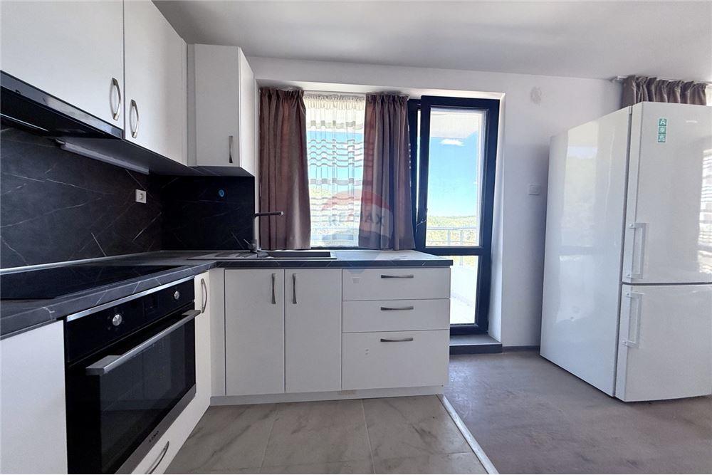 Апартамент - За продажба - гр. Варна, Област Варна, България - Слънчева всекидневна и трапезария с кухненски бокс с частична морска гледка и изход към обща открита панорамна тераса - Всекидневна/Трапезария - 360321025-247