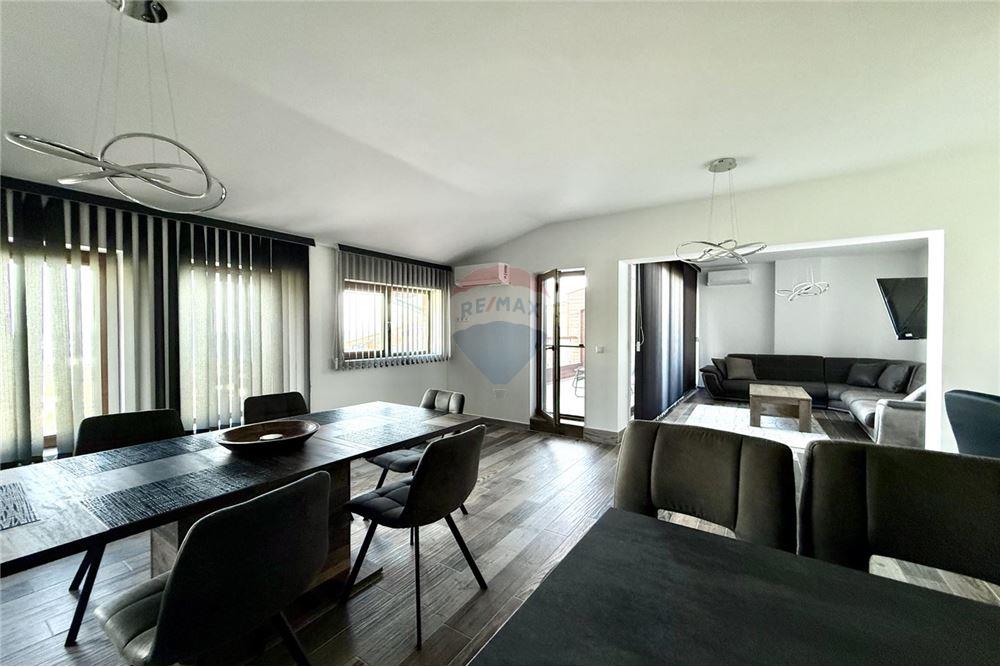 Апартамент - За продажба - гр. Балчик, Област Добрич, България - Просторна всекидневна с кухненски бокс и трапезария с излаз към открита тераса /изток/ с живописна панорамна гледка към морето и - Всекидневна/Трапезария - 360321025-234