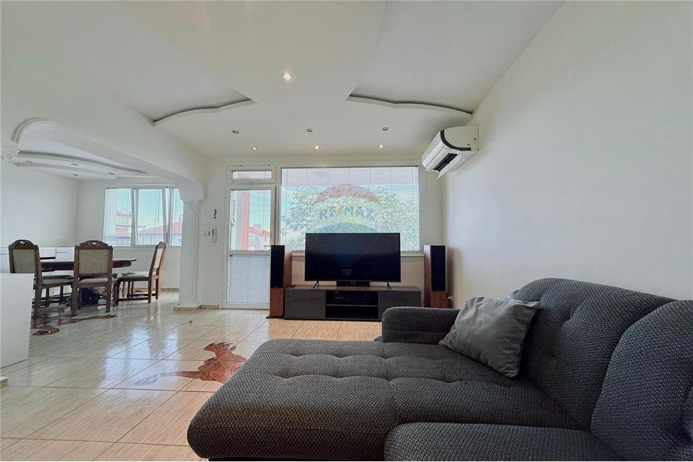 Апартамент - Под наем - гр. Варна, Област Варна, България - Слънчева всекидневна и трапезария с изход към просторна открита тераса - Всекидневна/Трапезария - 360321025-244