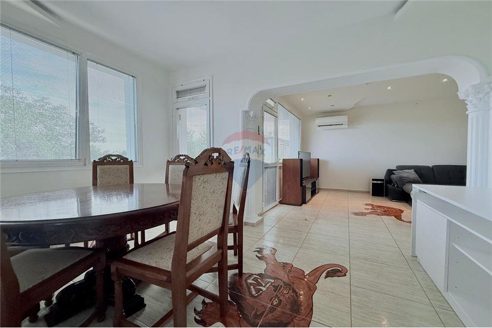 Апартамент - Под наем - гр. Варна, Област Варна, България - Слънчева всекидневна и трапезария с изход към просторна открита тераса - Всекидневна/Трапезария - 360321025-244