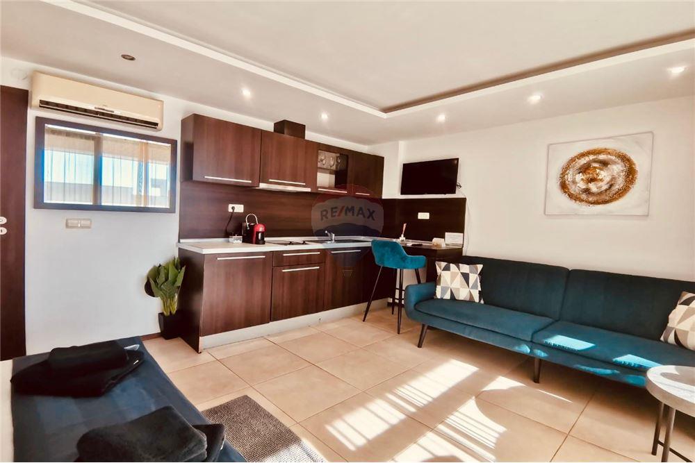 Апартамент - За продажба - гр. Балчик, Област Добрич, България - Просторна слънчева дневна с кухненски бокс и спална зона с изход на открита просторна тераса с частична гледка към морето - Всекидневна - 360321025-250