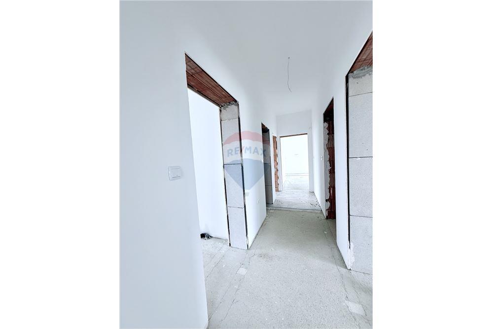 Селска къща - За продажба - с. Соколово, Област Добрич, България - Входно антре и функционален коридор - Коридор - 360321025-241