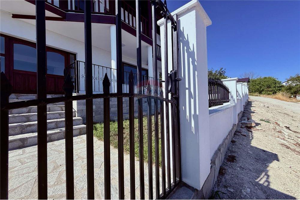 Вила - За продажба - гр. Балчик, Област Добрич, България - Лице към улица - Друга - 360321025-236