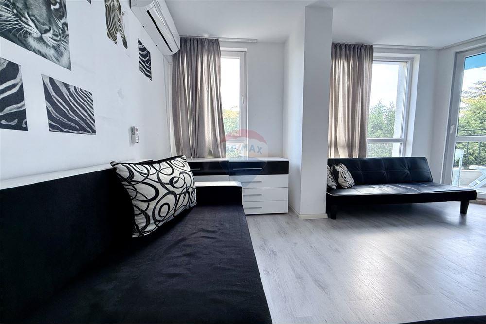 Апартамент - Под наем - гр. Балчик, Област Добрич, България - Просторна всекидневна с кухненски бокс и трапезария с изход към открита тераса - Всекидневна/Трапезария - 360321025-232