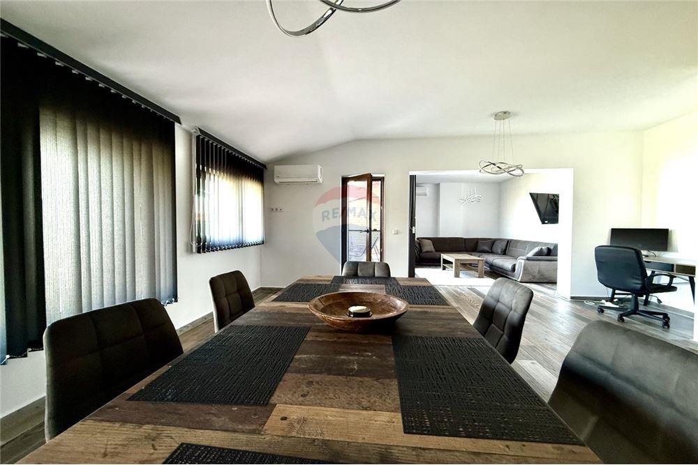 Апартамент - За продажба - гр. Балчик, Област Добрич, България - Просторна всекидневна с кухненски бокс и трапезария с излаз към открита тераса /изток/ с живописна панорамна гледка към морето и - Всекидневна/Трапезария - 360321025-234