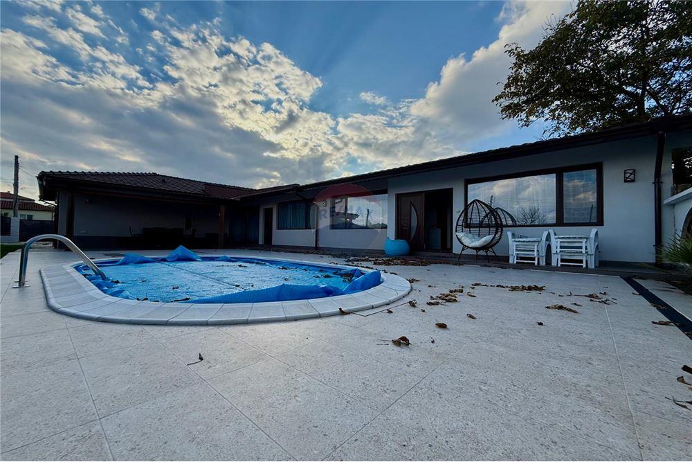 Градска къща - За продажба - гр. Балчик, Област Добрич, България - Озеленен и аранжиран двор с релакс зона, барбекю и басейн - Двор - 360321025-245