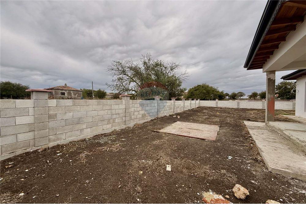 Селска къща - За продажба - с. Соколово, Област Добрич, България - Дворно място с потенциал да се изгради басейн, лятна кухня и беседка - Двор - 360321025-241