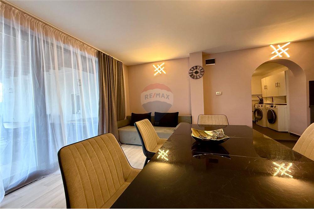 Градска къща - За продажба - гр. Балчик, Област Добрич, България - Просторна и модерно обзаведена и оборудвана всекидневна с  кухненски бокс и трапезария - Всекидневна/Трапезария - 360321025-245