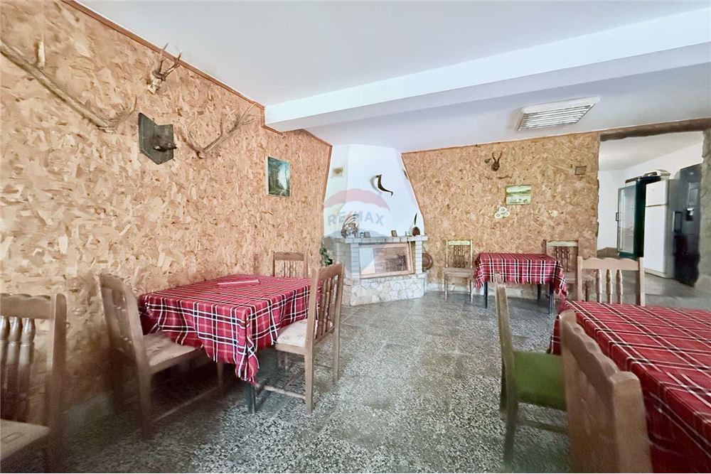 Имение - За продажба - с. Аспарухово, Област Варна, България - Просторна трапезария/ механа и всекидневна с камина на дърва/ етаж 1 - Всекидневна/Трапезария - 360321025-228