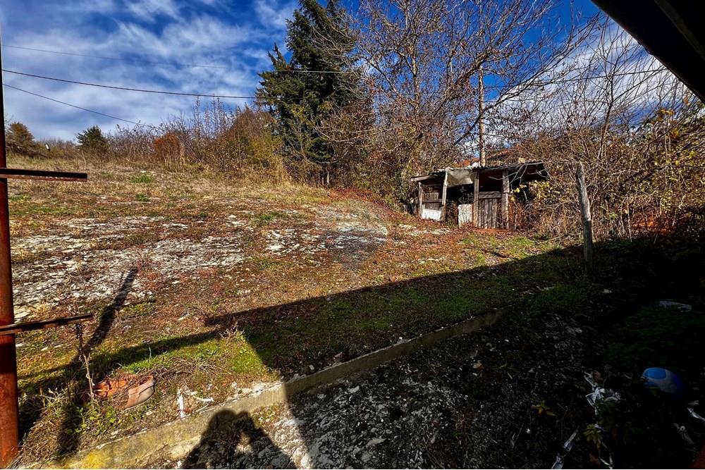 Селска къща - За продажба - гр. Елена, Област Велико Търново, България - 20241104_103338929_iOS.jpg - Градина - 360431001-618